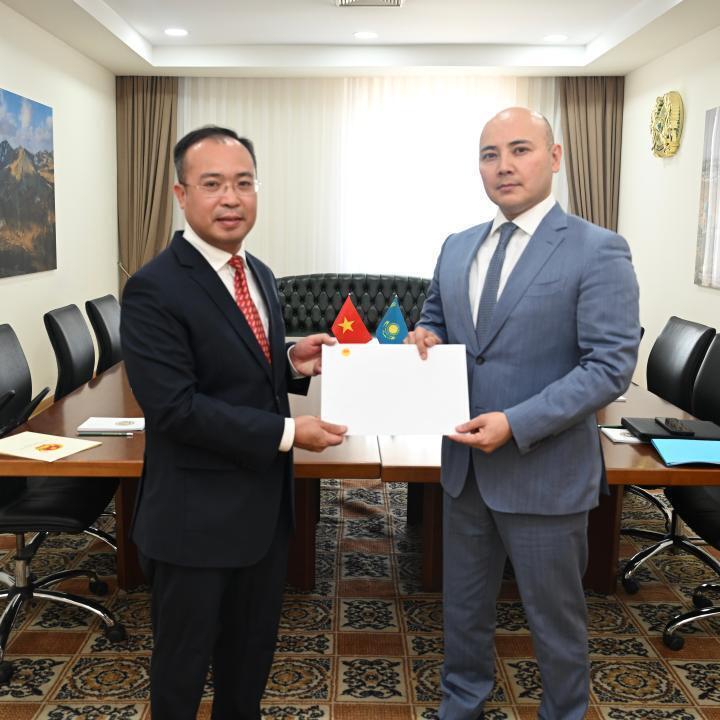 Vietnam’s Ambassador Presents Copies of Credentials