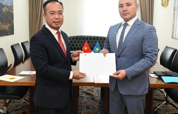 Vietnam’s Ambassador Presents Copies of Credentials